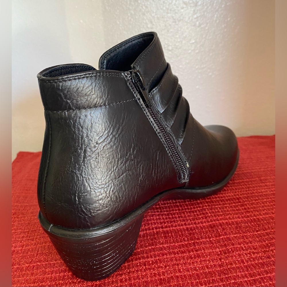 NWT.. WOMENS Easy Street Black Ankle Booties
